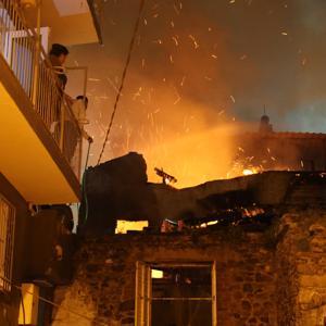 İzmir’de 2 katlı evde çıkan yangın, bitişikteki evlere sıçramadan söndürüldü