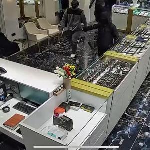 Kuyumcu, soygunu çay kazanını fırlatarak önlemeye çalıştı