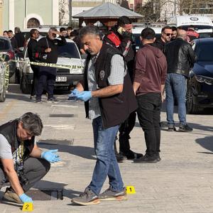 Otomobiline binerken silahlı saldırıya uğradı; olay kamerada