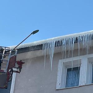 Ardahan’da binalardan sarkan dev buz kütleleri temizleniyor