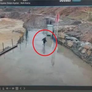 Şırnak’ta selden kaçış kamerada