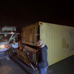 İstanbul - Kuzey Marmara Otoyolunda 2 TIR çarpıştı: 2 yaralı