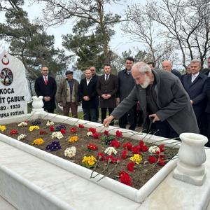 Seyit Onbaşı, mezarı başında anıldı