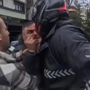 İstanbul - Kadıköyde motosiklet sürücüsü ile yayaların kavgası kamerada