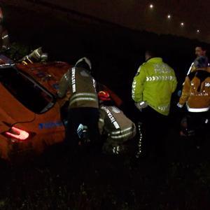 İstanbul - Pendikte taksi su kanalına uçtu: 3 ölü,1 yaralı
