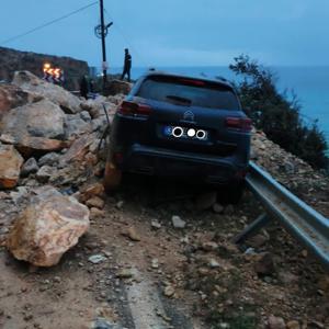 Mersinde heyelan; kaya parçalarının altında kalan cipin sürücüsü yaralandı