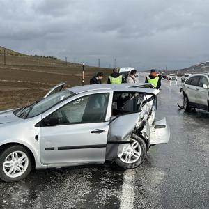 Sivasta 3 aracın karıştığı zincirleme kaza: 1 ölü, 5 yaralı