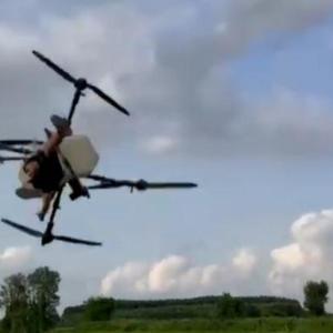 Tarım dronuna tutunan çiftçinin düştüğü anlar kamerada
