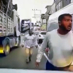 TIR’la otomobilin önünü kesip, sürücüyü tehdit eden baba ile oğlundan el hareketi iddiası