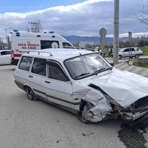 Kütahyada otomobiller çarpıştı: 2 yaralı