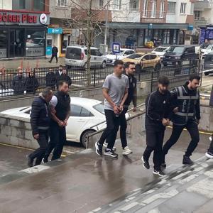 Banka hesabını kiraladığı kişilere ulaşamayınca arkadaşlarını kaçırıp darbettirdi