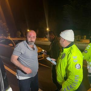 Kırmızı ışıkta bekleyen otomobile çarpan alkollü sürücüyü çevredekiler darbetti