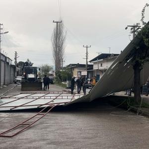 Aydında fırtına nedeniyle iş yerinin çatısı uçtu