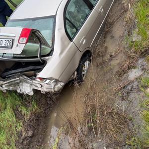 Balıkesirde otomobil araziye yuvarlandı: 3 yaralı