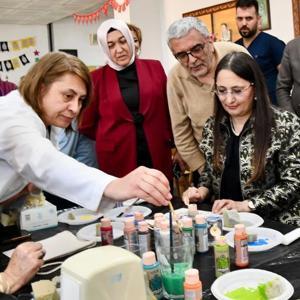 Vali eşinden Erdemlide huzurevi sakinleriyle atölye çalışması