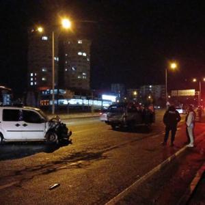 Seyir halindeyken arızalan minibüse hafif ticari araç çarptı: 6 yaralı