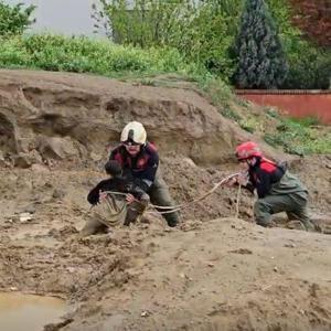 Torbalıda çamura saplanan iki çocuğu itfaiye kurtardı