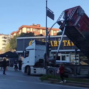 Pendikte caddede yük boşaltan hafriyat kamyonunun dorsesi trafik ışıklarına çarptı