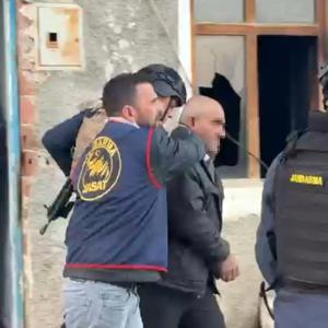 2 evi ateşe verdi, gelen jandarma ekiplerine saatlerce direndi