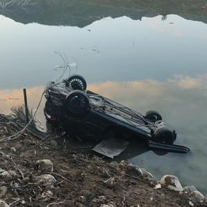 Elazığ’da nehre düşen otomobilin sürücüsü yaralandı