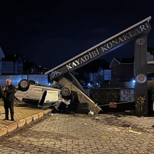 Takla atan otomobil, sitenin girişindeki beton bloğa çarptı: 1 yaralı