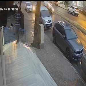 Otomobilin araçlara çarpıp, markete girdiği kaza kamerada