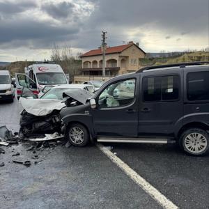 Nevşehirde hafif ticari araç ile otomobil çarpıştı: 5 yaralı