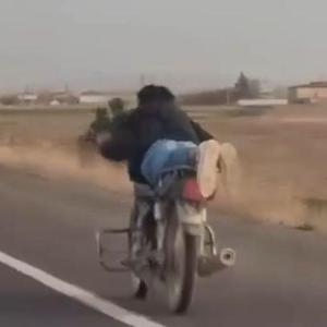 Motosikleti yüzüstü yatarak kullanan sürücüye 88 bin TL ceza