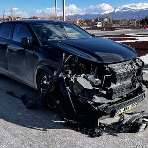 Otomobiller kavşakta çarpıştı: 1 yaralı