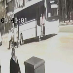 Kriko kaydı, tamir etmeye çalıştığı minibüsün altında kalıp, yaralandı