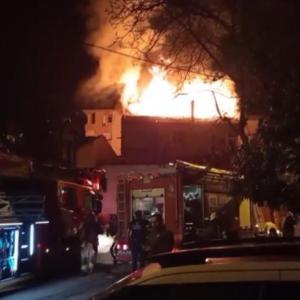 Kartal’da 3 katlı binanın çatısı alev alev yandı; 2 kişi dumandan etkilendi