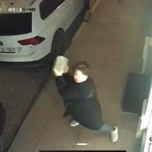 Fatihte kaldırım taşıyla iş yerinin camlarını kıran kadın kamerada