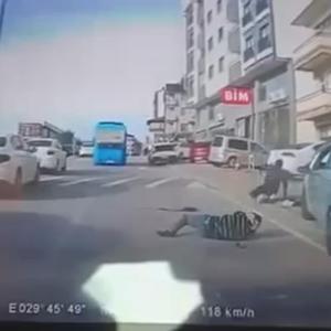 Otomobili ile çarptığı 3 kişiyi yaralayan sürücü: Uyuyakaldım