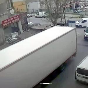 Beylikdüzünde şoförün el frenini çekmeyi unuttuğu TIR minibüse çarptı