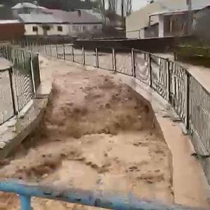 Sivasta sağanak; ırmak taştı, yol ve tarım arazilerini su bastı