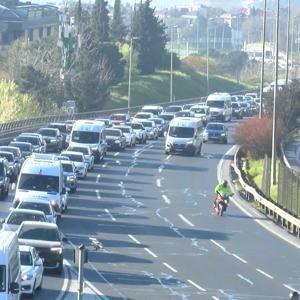 İstanbulda haftanın ilk iş gününde trafik yoğunluğu