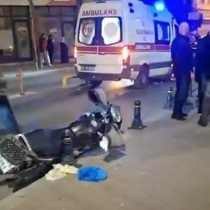 Fatihte ambulans ile çarpışan motosikletin sürücüsü hayatını kaybetti; kaza anı kamerada