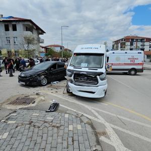 Tokat’ta servis minibüsü otomobille çarpıştı: 10 yaralı