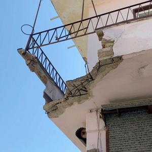 Balkon çöktü, baba ve engelli oğlu yaralandı