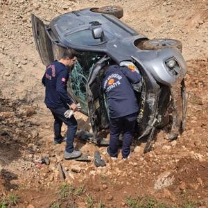 Mardin’de hafif ticari araç şarampole devrildi: 3 yaralı