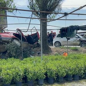 İzmirde 3 otomobilin karıştığı kaza: 1 ölü, 3 yaralı