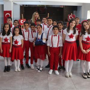 Ceviz kabuğu, fasulye, pet bardaklardan yaptıkları bayrakları sergilediler