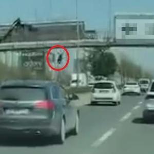 Afiş asarken üst geçitten düşüp, otomobilin altında kalarak öldü