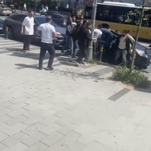 Mecidiyeköyde kavgayı ayırmak istedi tekme ve yumruklarla darbedildi
