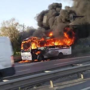Bayrampaşa’da servis midibüsü alev alev yandı