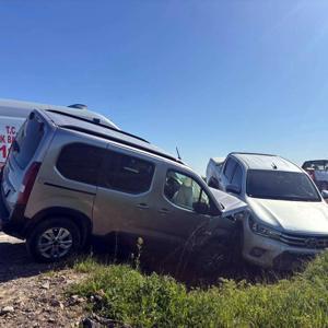 Kamyonet ile hafif ticari araç çarpıştı; 2 yaralı