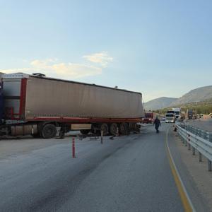 İstinat duvarına çarpan TIRdaki mermerler, otomobildekilerin üzerine düştü; 1 ölü, 3 yaralı