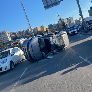 Seyrantepe’de trafik levhasına çarpan araç takla attı