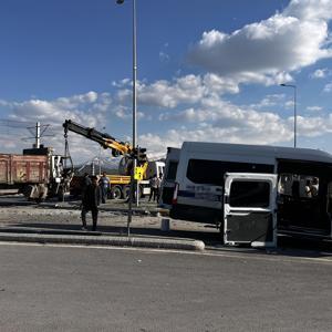 Kayseri’de işçi servis minibüsüyle kamyon çarpıştı: 8 yaralı