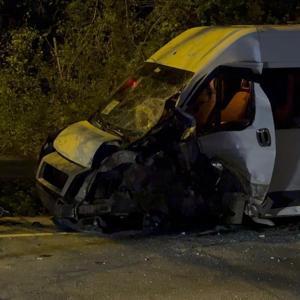 Beykoz’da servis minibüsü ile otomobil çarpıştı: 1’i ağır 11 yaralı